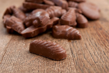 assortiment de chocolat en forme de coquillages et fruits de emr pour Pâques