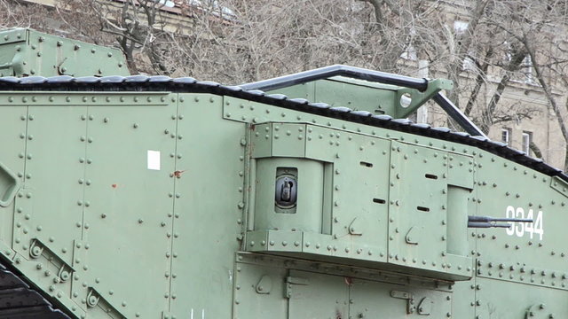 пулеметная башня, старинный военный танк Mark V,  принимал участие в военных действиях в годах 1919-1920