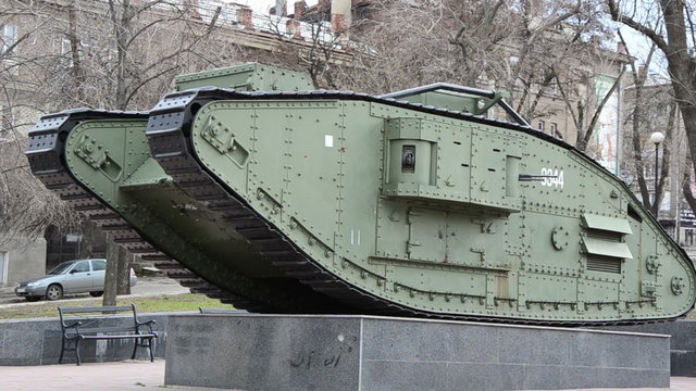 старинный военный танк Mark V, установлен на постаменте, общий план,  принимал участие в военных действиях в годах 1919-1920