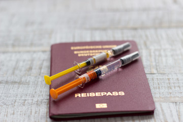 Reisepass mit zwei Impfspritzen - Reiseschutzimpfung