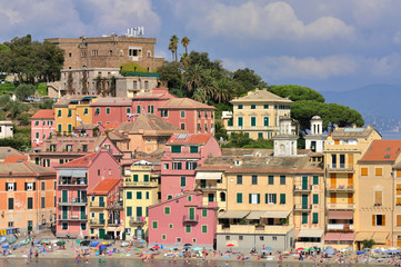ville balnéaire aux immeubles colorés de Siestri Levanti - Italie 