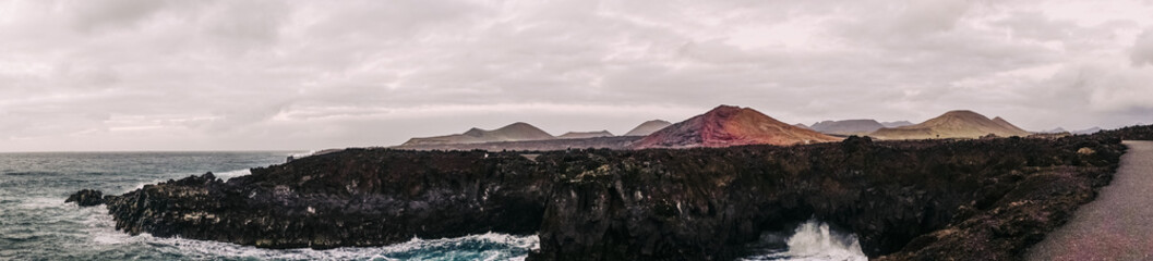 Panorama Aufnahme von Lanzarote// Feuerberge von der Küste aus 