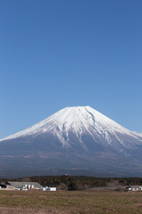 Fototapeta premium 朝霧高原付近から見た富士山 