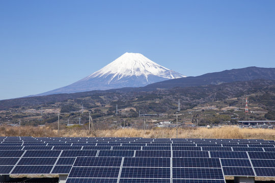 富士山と太陽光パネル