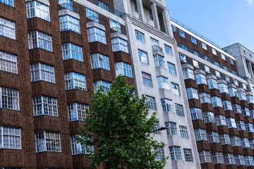 Fototapeta premium Typical English multistory red brick building in a summer afternoon at Coram street near Russell square