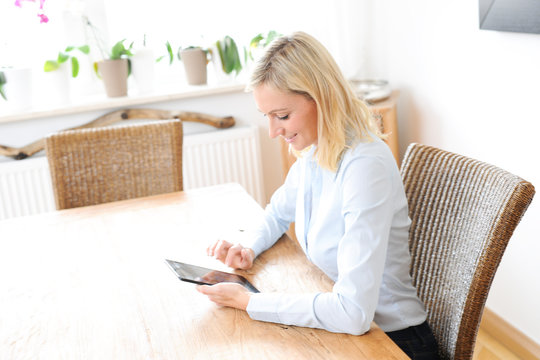 Frau mit Tablet
