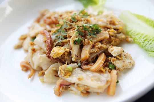 Fried rice noodle with chicken