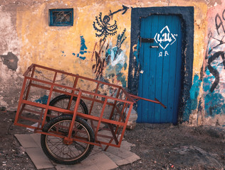 Fototapeta na wymiar old vintage wagon in front of an old wooden door