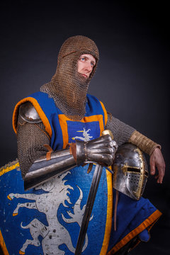 A man in kinight armour.