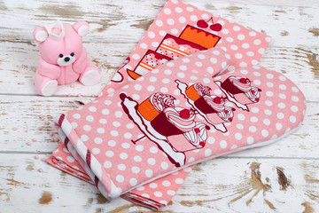 Sugar bear cub and kitchen napkins © sun_time