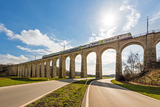 Viadukt, Strasse und Eisenbahn