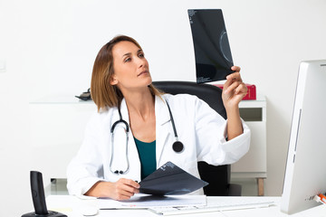 femme médecin examinant des radiographies