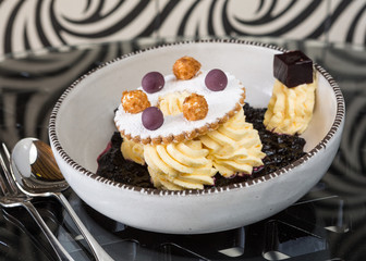Unique gourmet blackcurrant jelly cheesecake, served with jelly, vanilla sweets and icing.