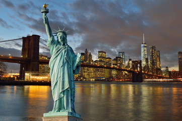 Obrazy na Plexi  Panoramę Manhattah z Brooklyn Bridge w nocy i Statuą Wolności - kolaż.