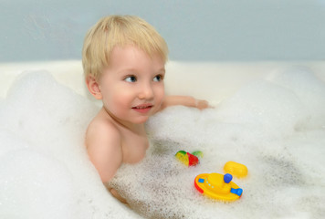A child bathes in a bathtub.