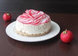 cheesecake from cottage cheese with garlic and radish