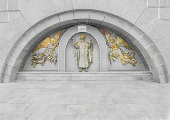 Святой равноапостольный Князь Владимир и ангелы. Барельеф на месте Крещения Киевской Руси, возле реки Днепр.