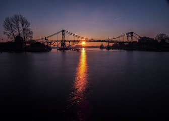 Fototapeta na wymiar Die Kaiser-Wilhelm-Brücke beim Sonnenuntergang im schönen Wilhelmshaven an der Nordseeküste