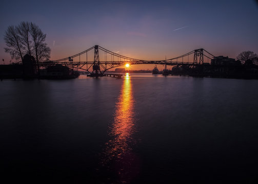 Die Kaiser-Wilhelm-Brücke beim Sonnenuntergang im schönen Wilhelmshaven an der Nordseeküste
