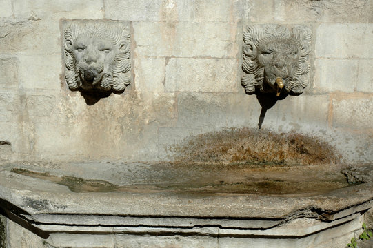 Gérone, Espagne, tête de lions ornant une fontaine près de la cathédrale