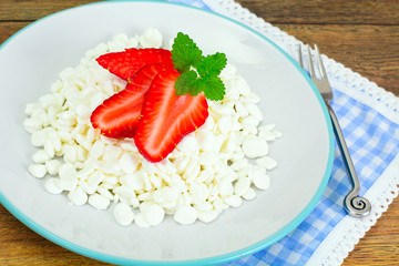 Home Dietary Fat Cottage Cheese Beaded Curd with Strawberry
