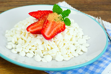 Home Dietary Fat Cottage Cheese Beaded Curd with Strawberry