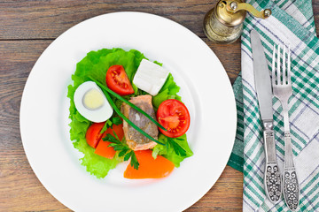 Salmon, Lettuce, Tomato and Sweet Pepper with Egg