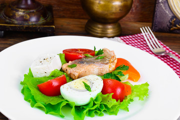 Salmon, Lettuce, Tomato and Sweet Pepper with Egg