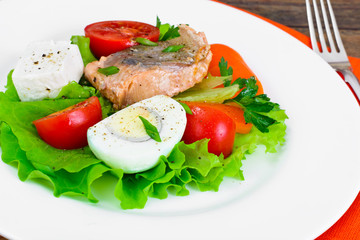Salmon, Lettuce, Tomato and Sweet Pepper with Egg