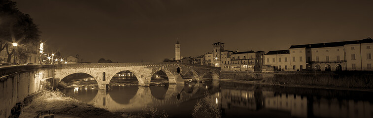 Panoramica ponte Pietra di sera, Verona, Italia