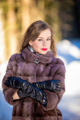 девушка в красивой меховой шубке зимой