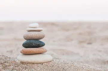 Deurstickers Stenen in het zand Zen Stenen / Gestapelde Zen Stenen op het strand