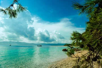 Foto auf Acrylglas Strand Golden Horn, Brac, Kroatien Schöner Meerblick auf der Insel Brac in Kroatien mit Yacht. Blick auf den Strand Zlatni Rat oder Golden Cape