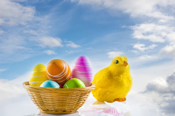 Pâques/oeufs de Pâques avec poussin