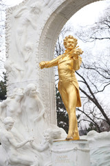 ヨハンシュトラウスの像