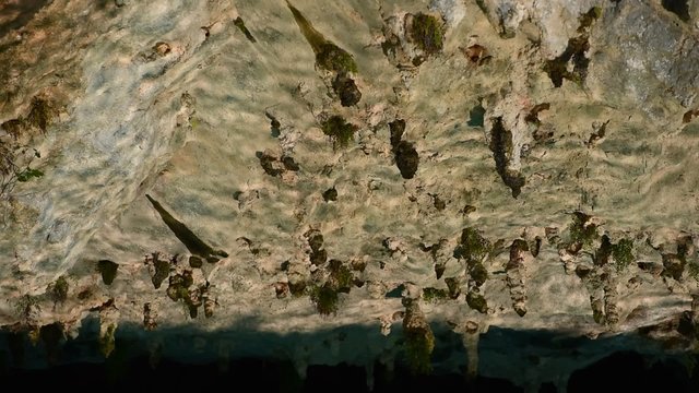 mağara tavanındaki sarkıtlar ve yansımalar