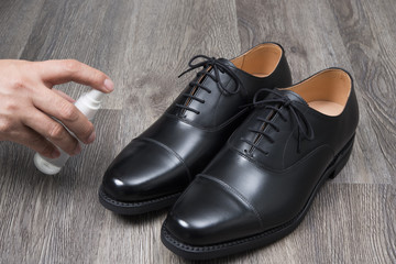 革靴に防水スプレーをかける