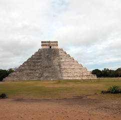 Fototapeta na wymiar El Castillo Temple Kukulcan Pyramid at Mexico's Chichen Itza Mayan ruins