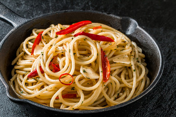 スキレットのペペロンチーノ peperoncino Italy of the iron pan