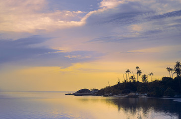 Fototapeta na wymiar beautiful sunset on a tropical beach in Thailand