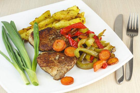 Steak with vegetables and potatoes.