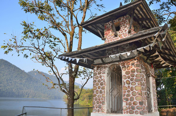 Непал, Покхара, святилище на берегу озера Фева (Пхева)