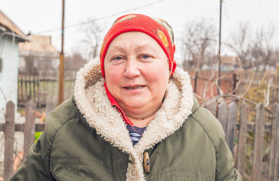 Пожилая русская женщина в деревне