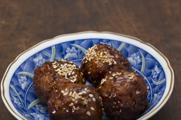 食　肉団子　無垢の渋いテーブル　アップ