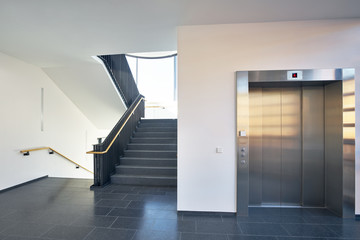 Treppenhaus modern Gebäude Fenster Aufzug - obrazy, fototapety, plakaty