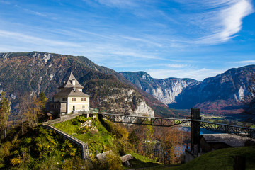 Fototapeta na wymiar House on The Hill with Blue Sky and Mountain - Hallstatt, Austri