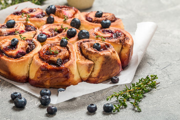 Cinnamon buns with lemon, blueberry and thyme
