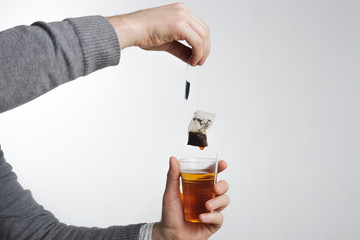 Naklejka premium Man brew tea bag. Cheap drink during a break