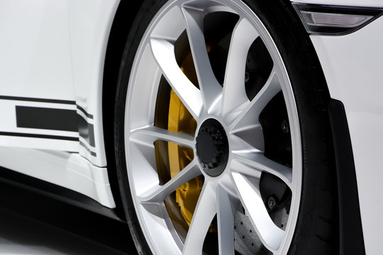 Roue et &eacute;trier de voiture sportive