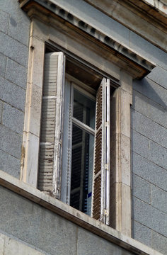 Ventana de madera con contraventanas en un edificio de piedra